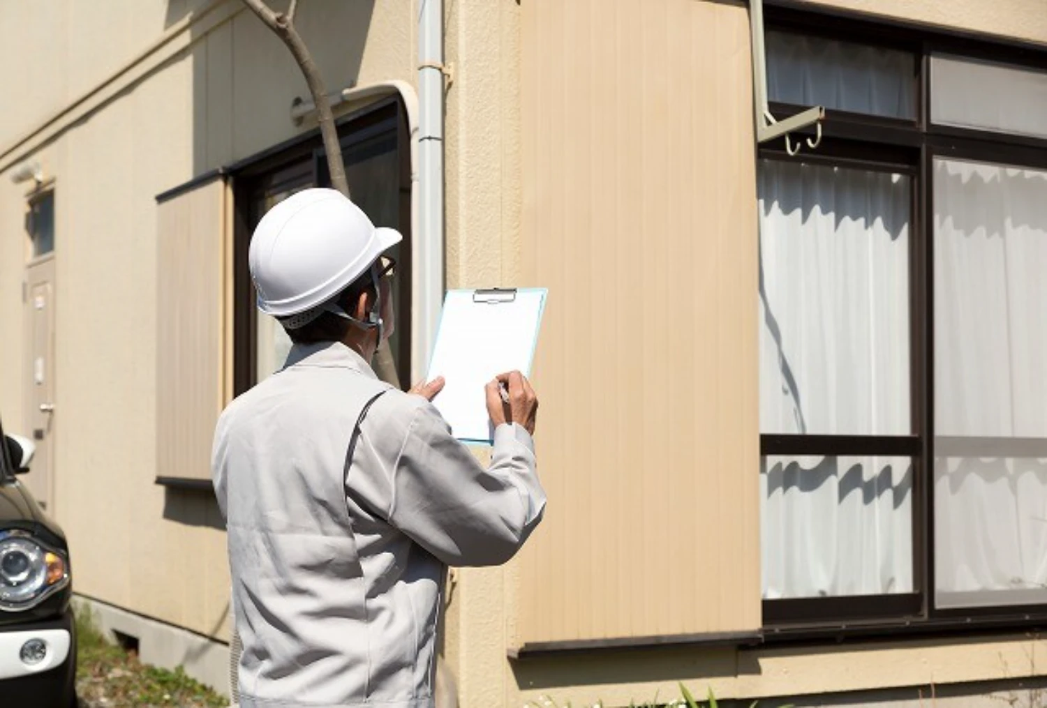 外壁の調査を行う作業員